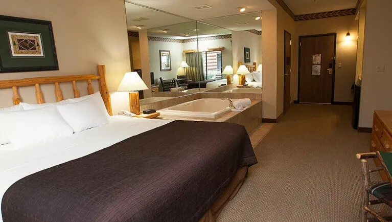 King bed and whirlpool in the Junior Whirlpool Suite
